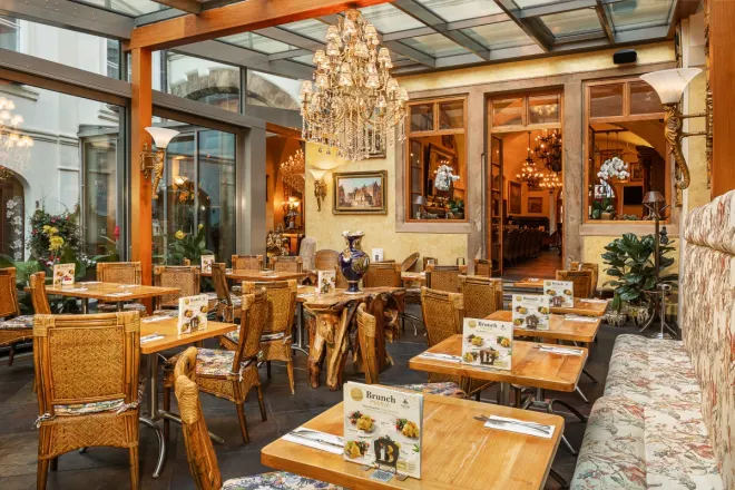 Elegantní prostředí restaurace Deer Atrium restaurace Deer